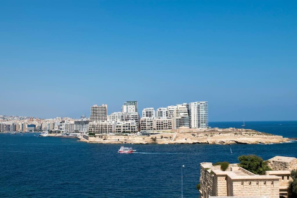 Vallettastay - Harbor View Gem -Sea View 2 Bed Apt Exteriör bild